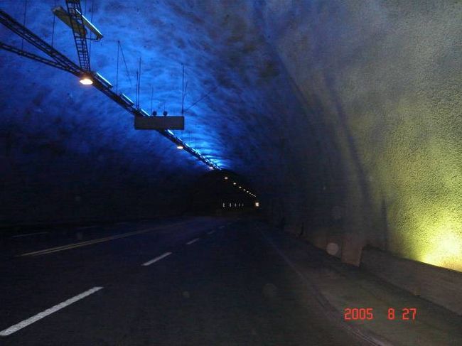 オスロ〜ソグネフィヨルド地区のフロムに向けて、３３０ｋｍのバスドライブの途中、全長２４ｋｍの世界一長いと言われているトンネル内で小休止。2005.8.26 