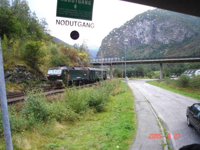 オスロ〜ソグネフィヨルド地区のフロムに向けて、３３０ｋｍのバスドライブの途中で車窓より、フロム山岳鉄道に出くわす。もうフロムに近い。2005.8.26 