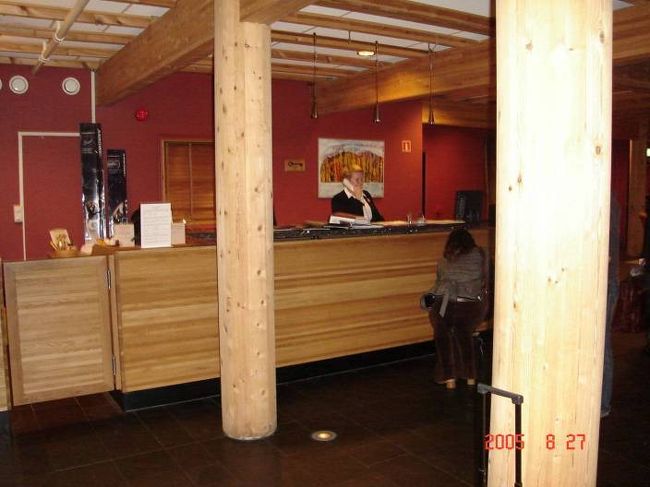 ソグネフィヨルド地区のフロムのホテル：フレットハイムに到着。フロントにて。2005.8.26 