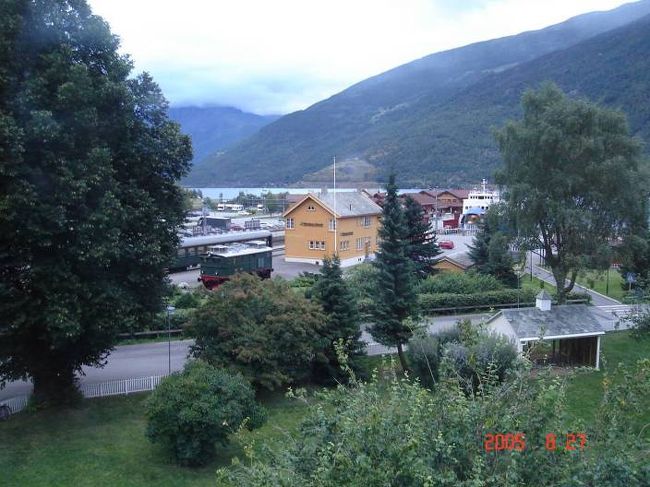 ソグネフィヨルド地区のフロムのホテル：フレットハイムの４階マイルームからの景観・左｡かすかにフィヨルドが見える。2005.8.26 