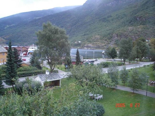 ソグネフィヨルド地区のフロムのホテル：フレットハイムの４階マイルームからの景観・右｡かすかにフィヨルドが見える。2005.8.26 