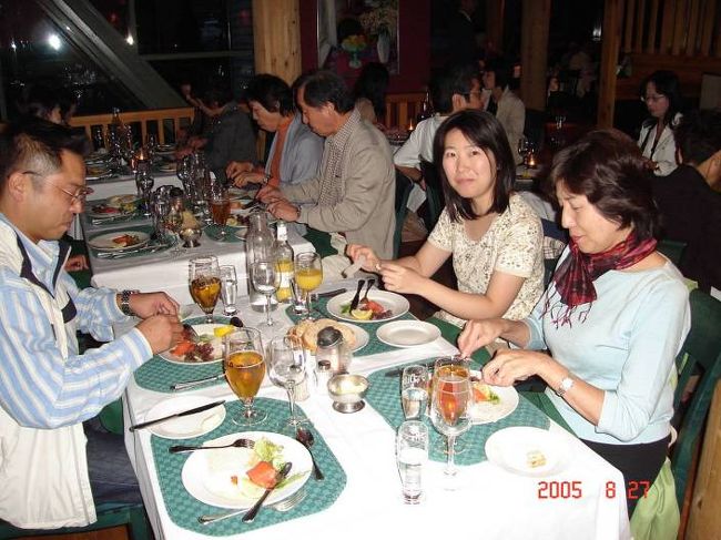 ソグネフィヨルド地区のフロムのホテル：フレットハイムでの夕食、赤田御夫妻とホテルでの最後の夕食ワインを楽しむ。2005.8.26 