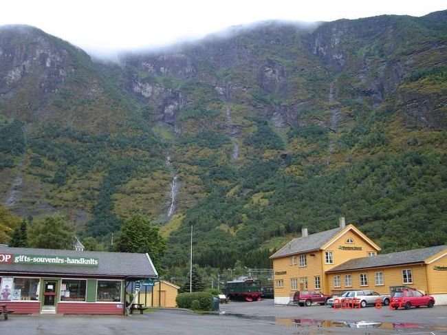 フロムのホテル近辺を早朝の散策、あいにく小雨がぱらつく。2005.8.27