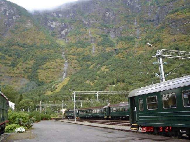 フロムのホテル近辺を早朝の散策、あいにく小雨がぱらつく。ホテルとフロム駅はすぐ近くだ。2005.8.27