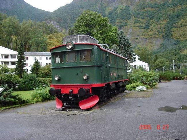 フロムのホテル近辺を早朝の散策、あいにく小雨がぱらつく。ホテルとフロム駅はすぐ近くだ。2005.8.27