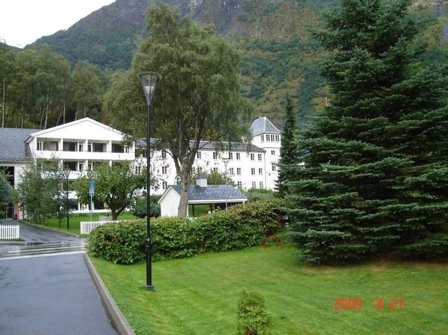 フロムのホテル近辺を早朝の散策、あいにく小雨がぱらつく。2005.8.27<br />