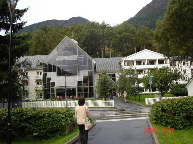 フロムのホテル近辺を早朝の散策、あいにく小雨がぱらつく。フレットハイムホテル前にて。2005.8.27<br />