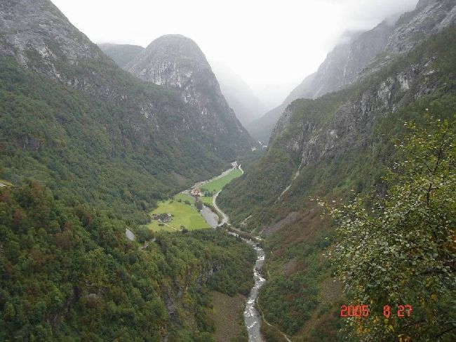 フロムからグッドバンゲン途中スタルハイムホテルにて小休止。スタルハイム展望台からの絶景を眺望。雨もあがりつつある。2005.8.27