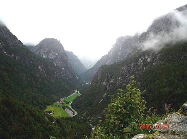 フロムからグッドバンゲン途中スタルハイムホテルにて小休止。スタルハイム展望台からの絶景を眺望。雨もあがりつつある。撮影時刻とポイントを代えて。2005.8.27