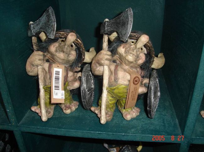 フロムからグッドバンゲン途中スタルハイムホテルにて小休止。ショッピングも。トロルの人形も一寸怖いが可愛い。2005.8.27