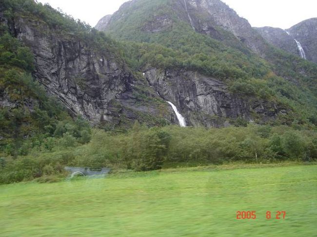 ソグネフィヨルド・クルーズ乗船場所のグッドバンゲン近辺の景観。2005.8.27