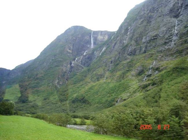 ソグネフィヨルド・クルーズ乗船場所のグッドバンゲン近辺の景観。2005.8.27