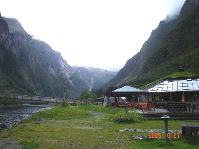 ソグネフィヨルド・クルーズ乗船場所のグッドバンゲン近辺の景観。2005.8.27