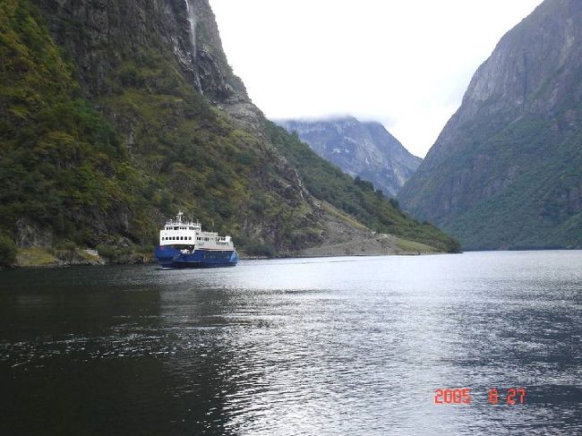 ソグネフィヨルド・クルーズ乗船場所のグッドバンゲン近辺の景観。雨は完全にあがった。2005.8.27