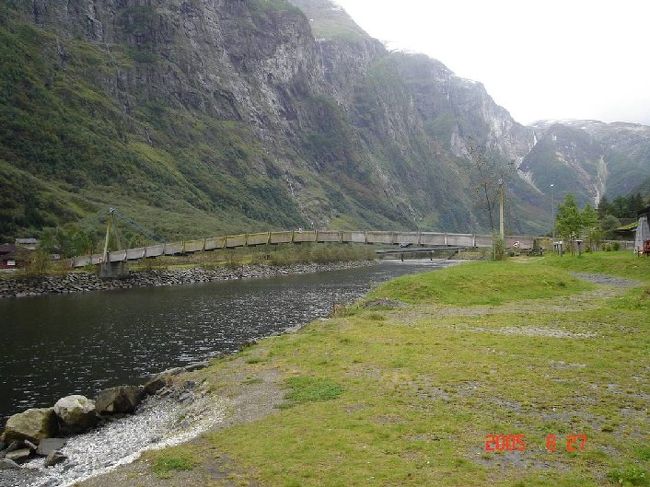 ソグネフィヨルド・クルーズ乗船場所のグッドバンゲン近辺の景観。雨は完全にあがった。2005.8.27