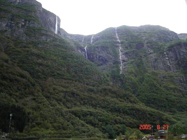 ソグネフィヨルド・クルーズ乗船場所のグッドバンゲン近辺の景観。雨は完全にあがった。2005.8.27