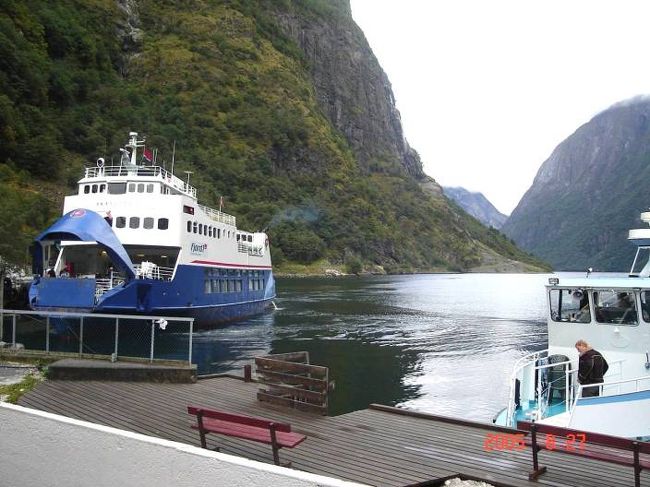 ソグネフィヨルド・クルーズ乗船場所のグッドバンゲン近辺の景観。雨は完全にあがった。2005.8.27