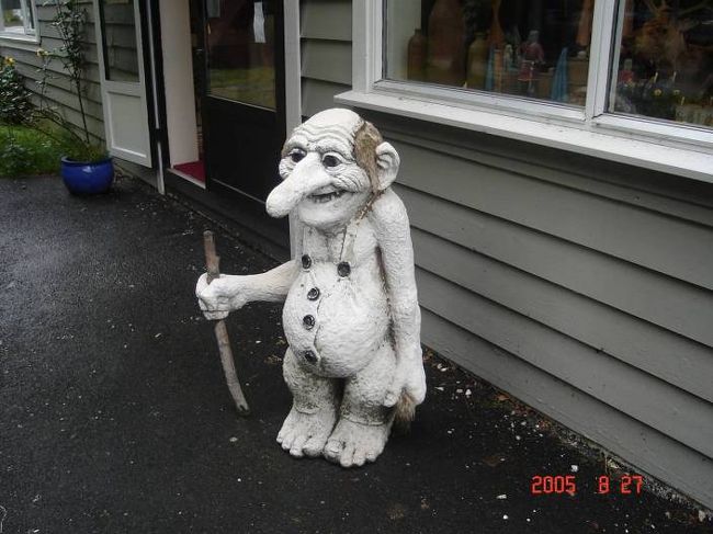 ソグネフィヨルド・クルーズ乗船場所のグッドバンゲン近辺の景観。トルリも乗船場でお出迎え。2005.8.27