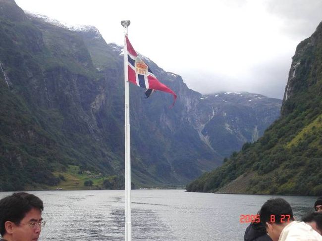 ソグネフィヨルド：グッドバンゲン〜フロム２時間のクルーズ･･･左右の変化する景観を満喫。2005.8.27