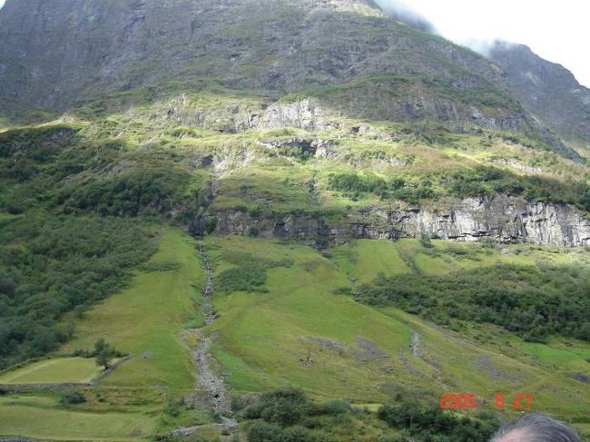 ソグネフィヨルド：グッドバンゲン〜フロム２時間のクルーズ･･･左右の変化する景観を満喫。2005.8.27