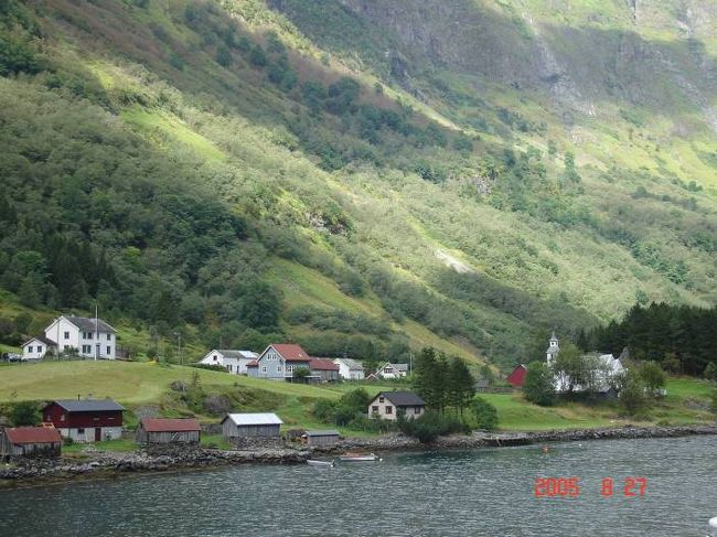 ソグネフィヨルド：グッドバンゲン〜フロム２時間のクルーズ･･･左右の変化する景観を満喫。2005.8.27