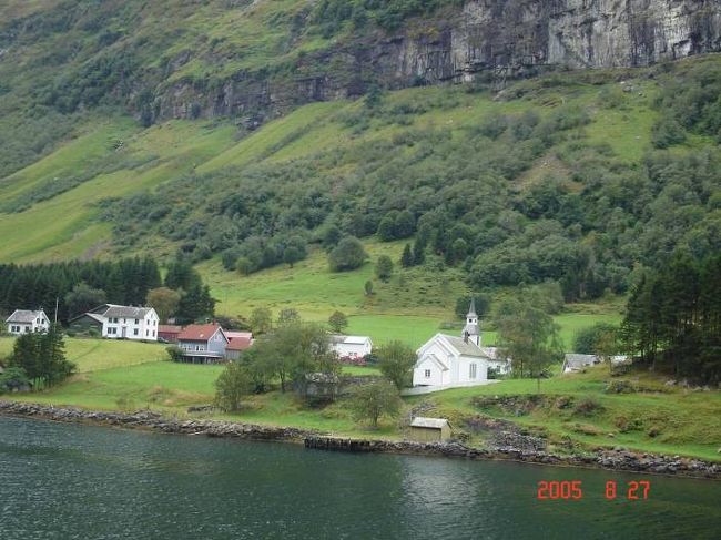 ソグネフィヨルド：グッドバンゲン〜フロム２時間のクルーズ･･･左右の変化する景観を満喫。2005.8.27