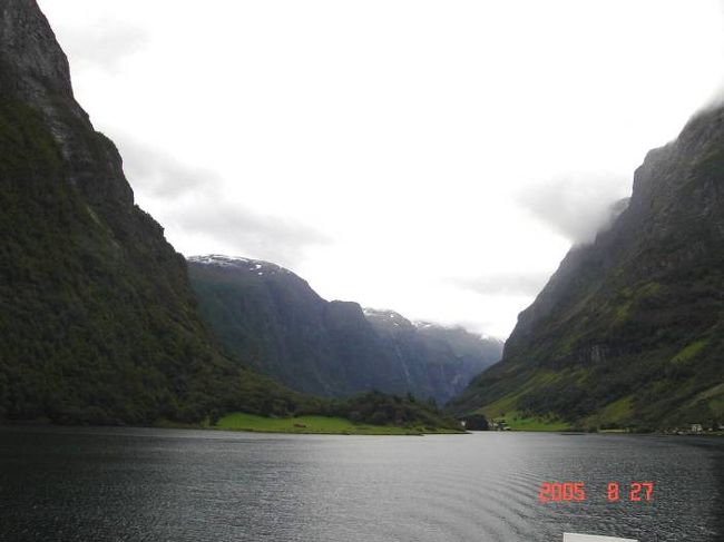 ソグネフィヨルド：グッドバンゲン〜フロム２時間のクルーズ･･･左右の変化する景観を満喫。2005.8.27