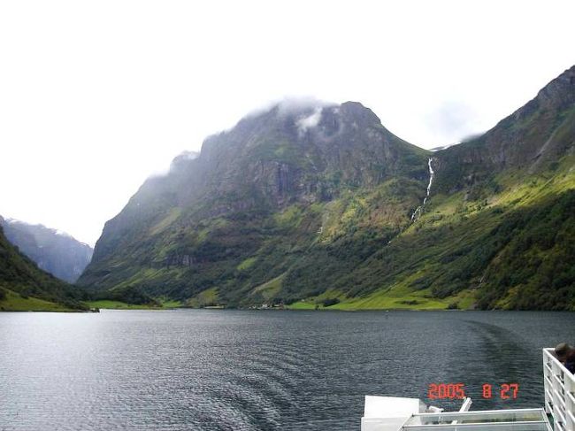 ソグネフィヨルド：グッドバンゲン〜フロム２時間のクルーズ･･･左右の変化する景観を満喫。2005.8.27