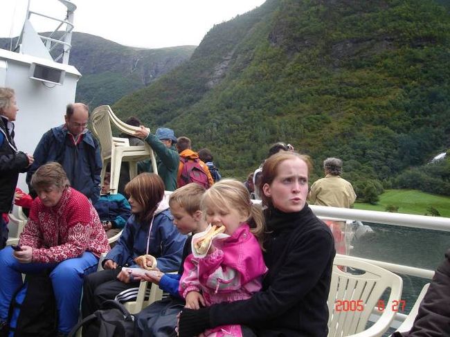 ソグネフィヨルド：グッドバンゲン〜フロム２時間のクルーズ･･･現地の？可愛い親子。2005.8.27