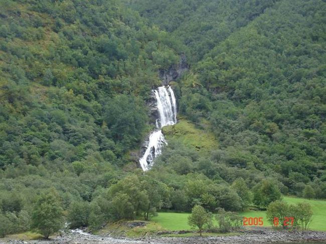 ソグネフィヨルド：グッドバンゲン〜フロム２時間のクルーズ･･･左右の変化する景観を満喫。2005.8.27