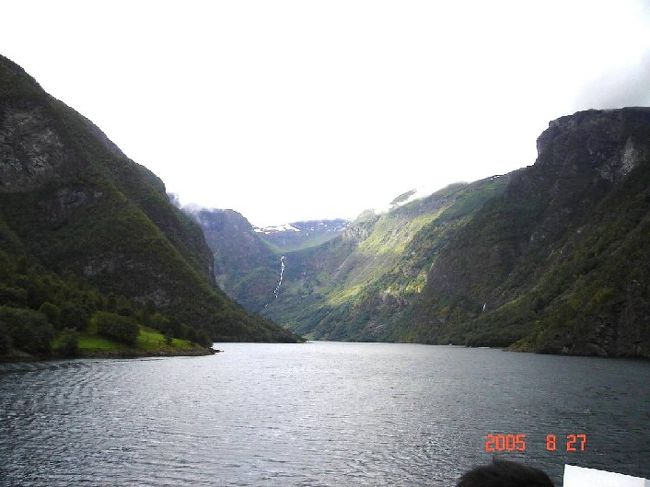 ソグネフィヨルド：グッドバンゲン〜フロム２時間のクルーズ･･･左右の変化する景観を満喫。2005.8.27