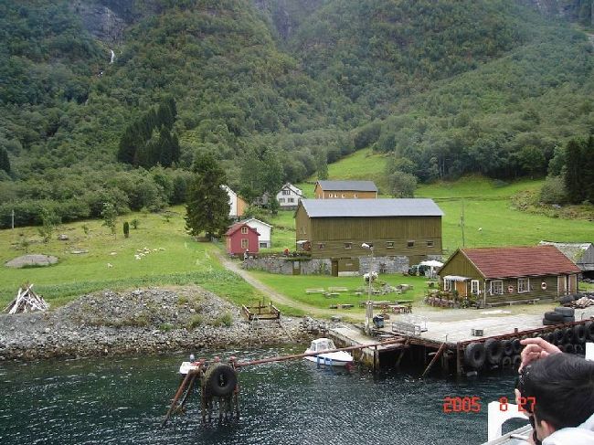 ソグネフィヨルド：グッドバンゲン〜フロム２時間のクルーズ･･･左右の変化する景観を満喫。2005.8.27