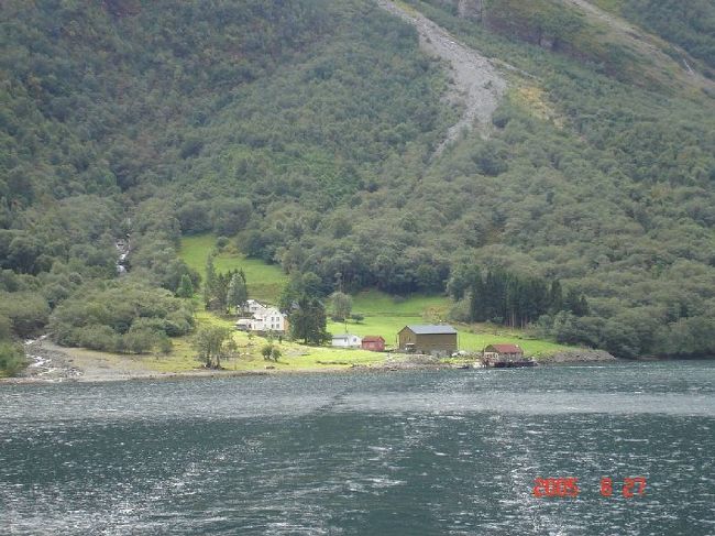 ソグネフィヨルド：グッドバンゲン〜フロム２時間のクルーズ･･･左右の変化する景観を満喫。2005.8.27