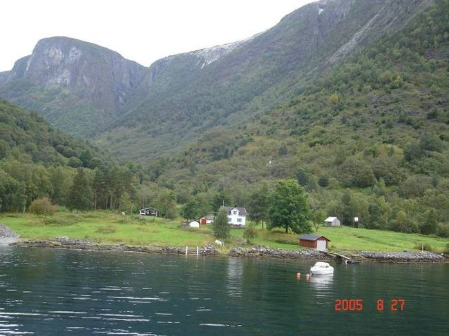 ソグネフィヨルド：グッドバンゲン〜フロム２時間のクルーズ･･･左右の変化する景観を満喫。2005.8.27