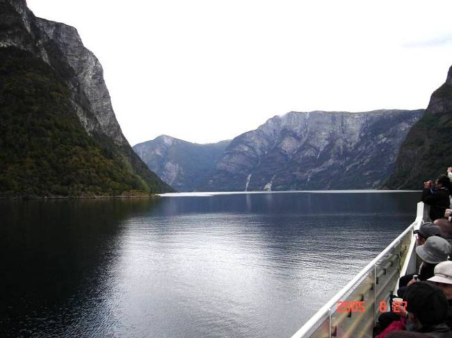 ソグネフィヨルド：グッドバンゲン〜フロム２時間のクルーズ･･･左右の変化する景観を満喫。2005.8.27