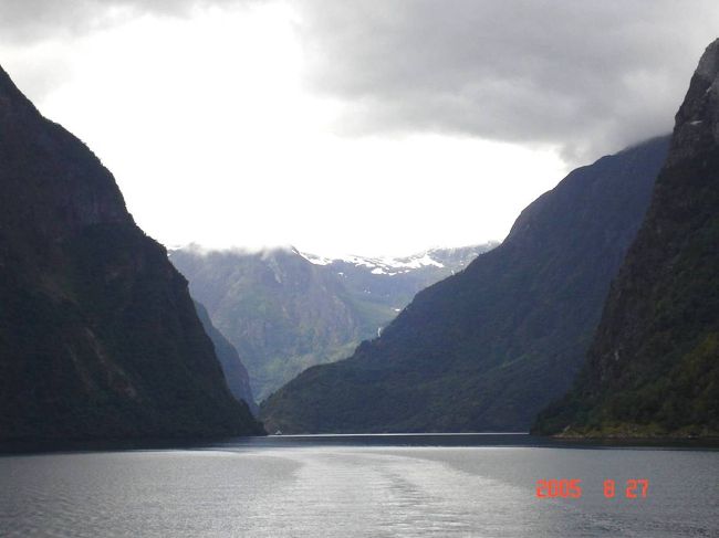 ソグネフィヨルド：グッドバンゲン〜フロム２時間のクルーズ･･･左右の変化する景観を満喫。2005.8.27