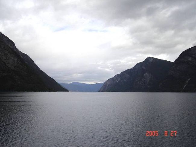 ソグネフィヨルド：グッドバンゲン〜フロム２時間のクルーズ･･･左右の変化する景観を満喫。2005.8.27