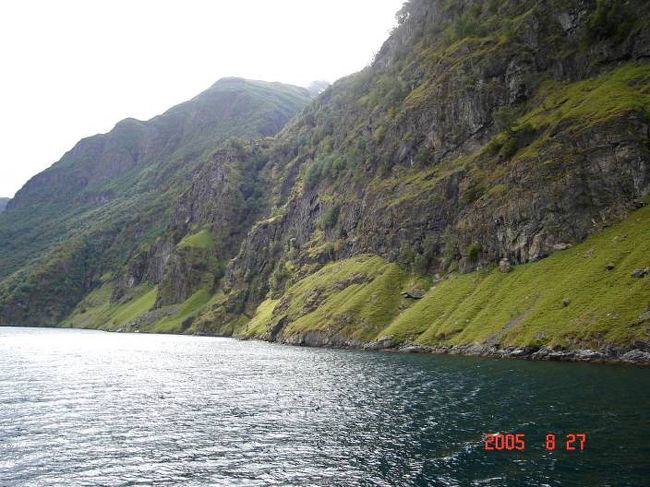 ソグネフィヨルド：グッドバンゲン〜フロム２時間のクルーズ･･･左右の変化する景観を満喫。2005.8.27