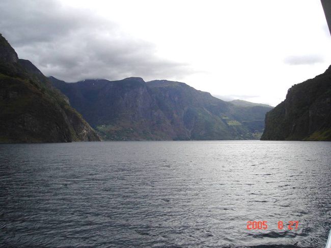 ソグネフィヨルド：グッドバンゲン〜フロム２時間のクルーズ･･･左右の変化する景観を満喫。2005.8.27