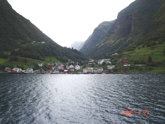 ソグネフィヨルド：グッドバンゲン〜フロム２時間のクルーズ･･･左右の変化する景観を満喫。2005.8.27