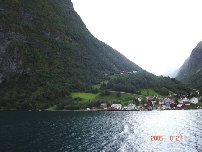 ソグネフィヨルド：グッドバンゲン〜フロム２時間のクルーズ･･･左右の変化する景観を満喫。2005.8.27