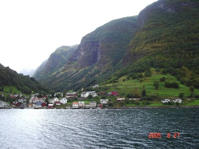 ソグネフィヨルド：グッドバンゲン〜フロム２時間のクルーズ･･･左右の変化する景観を満喫。2005.8.27