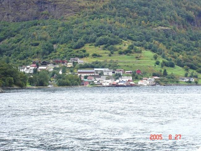 ソグネフィヨルド：グッドバンゲン〜フロム２時間のクルーズ･･･左右の変化する景観を満喫。2005.8.27