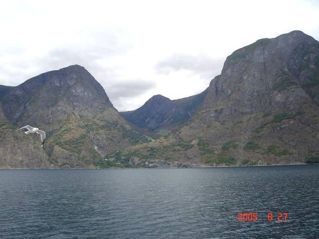 ソグネフィヨルド：グッドバンゲン〜フロム２時間のクルーズ･･･左右の変化する景観を満喫。2005.8.27