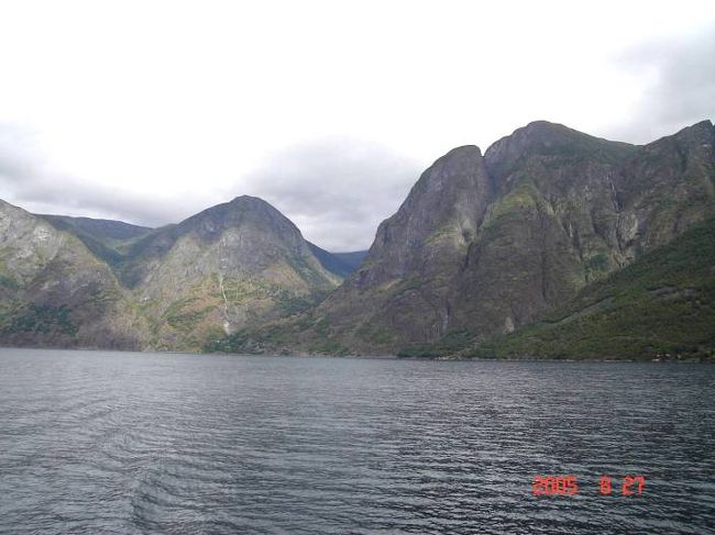 ソグネフィヨルド：グッドバンゲン〜フロム２時間のクルーズ･･･左右の変化する景観を満喫。2005.8.27