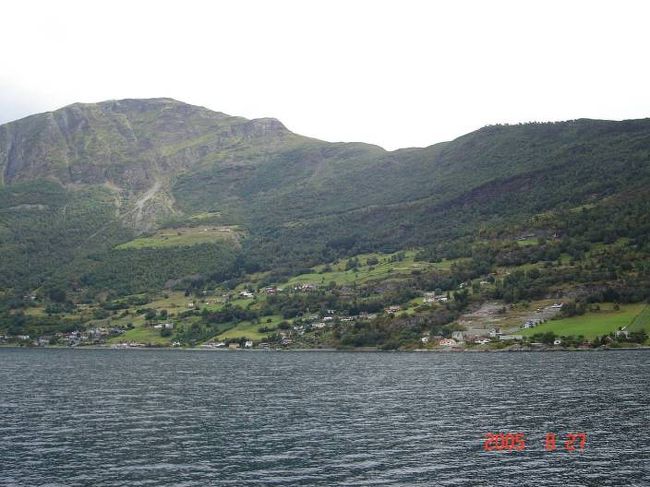 ソグネフィヨルド：グッドバンゲン〜フロム２時間のクルーズ･･･左右の変化する景観を満喫。2005.8.27