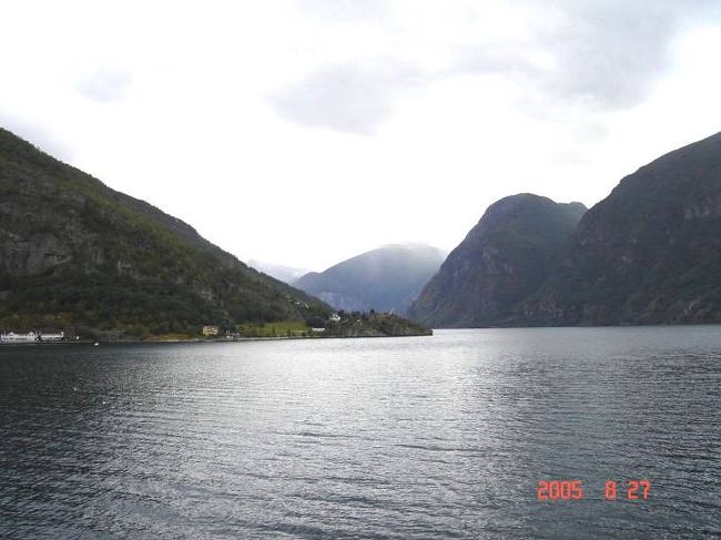 ソグネフィヨルド：グッドバンゲン〜フロム２時間のクルーズ･･･左右の変化する景観を満喫。2005.8.27