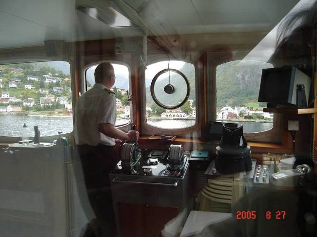 ソグネフィヨルド：グッドバンゲン〜フロム２時間のクルーズ･･･船の操舵室パチリ。2005.8.27