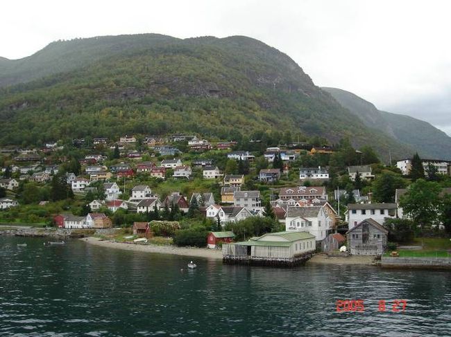 ソグネフィヨルド：グッドバンゲン〜フロム２時間のクルーズ･･･左右の変化する景観を満喫。2005.8.27