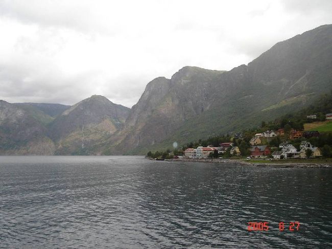 ソグネフィヨルド：グッドバンゲン〜フロム２時間のクルーズ･･･左右の変化する景観を満喫。2005.8.27